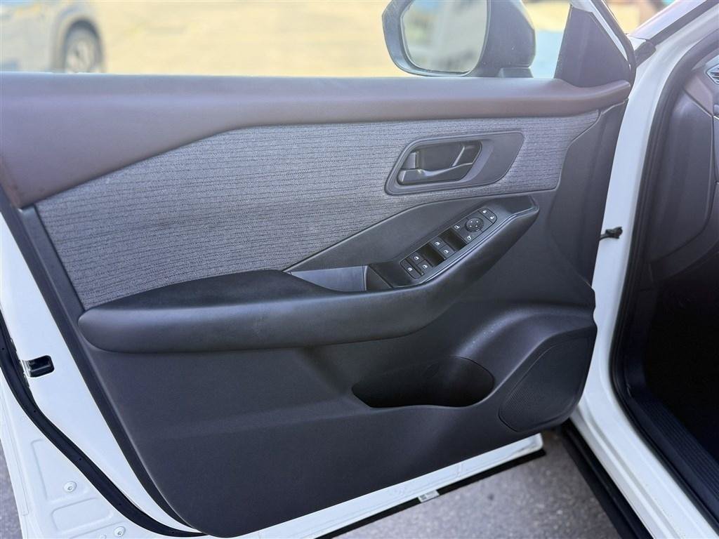 Used 2023 Nissan Rogue S AWD/4WD image 14