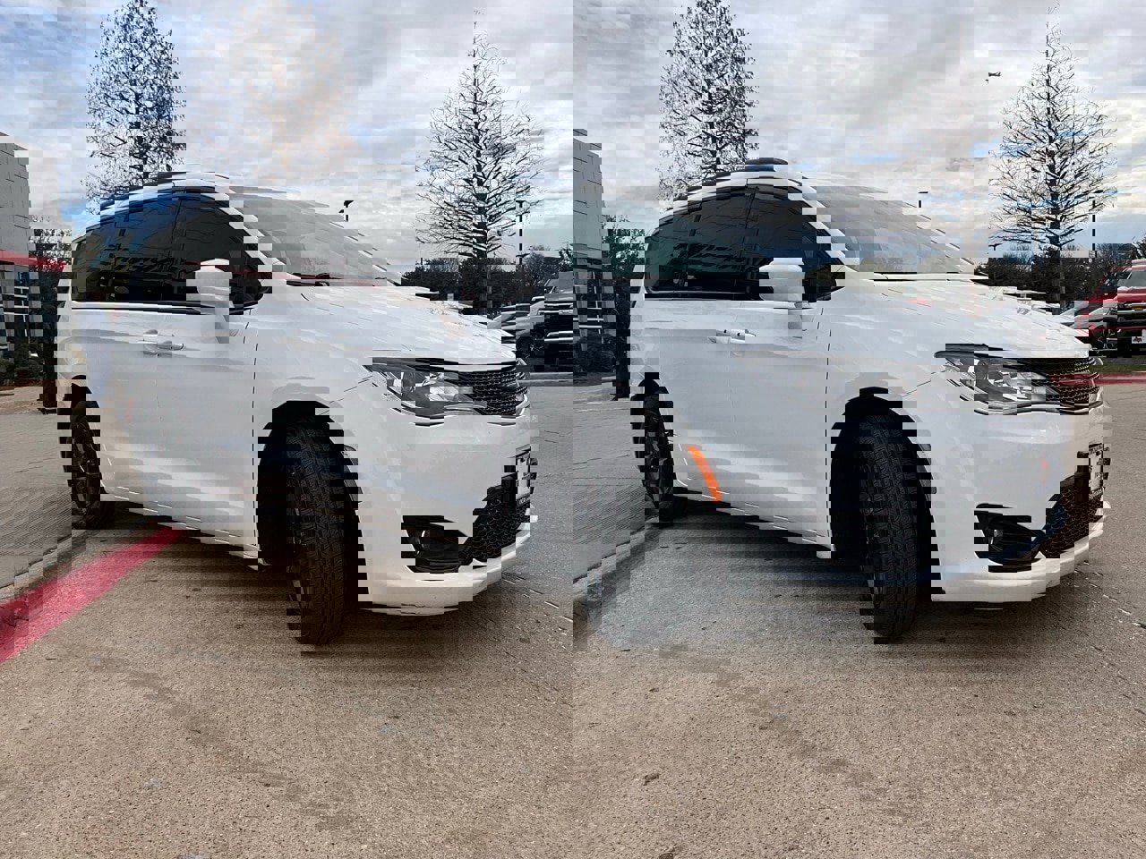 Used 2020 Chrysler Pacifica Touring-L Plus w/ S Appearance Package image 5