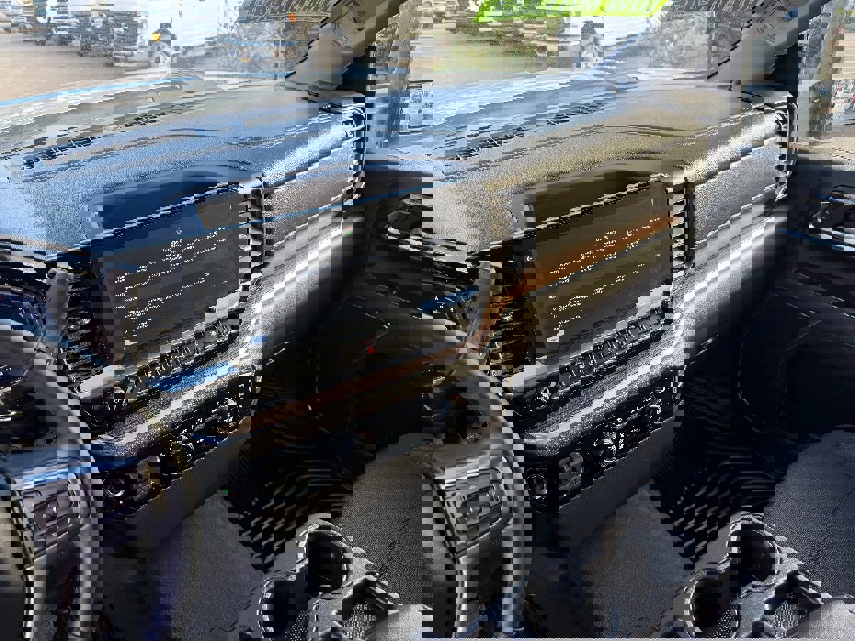 Used 2025 Chevrolet Silverado 2500 LT w/ Convenience Package image 25