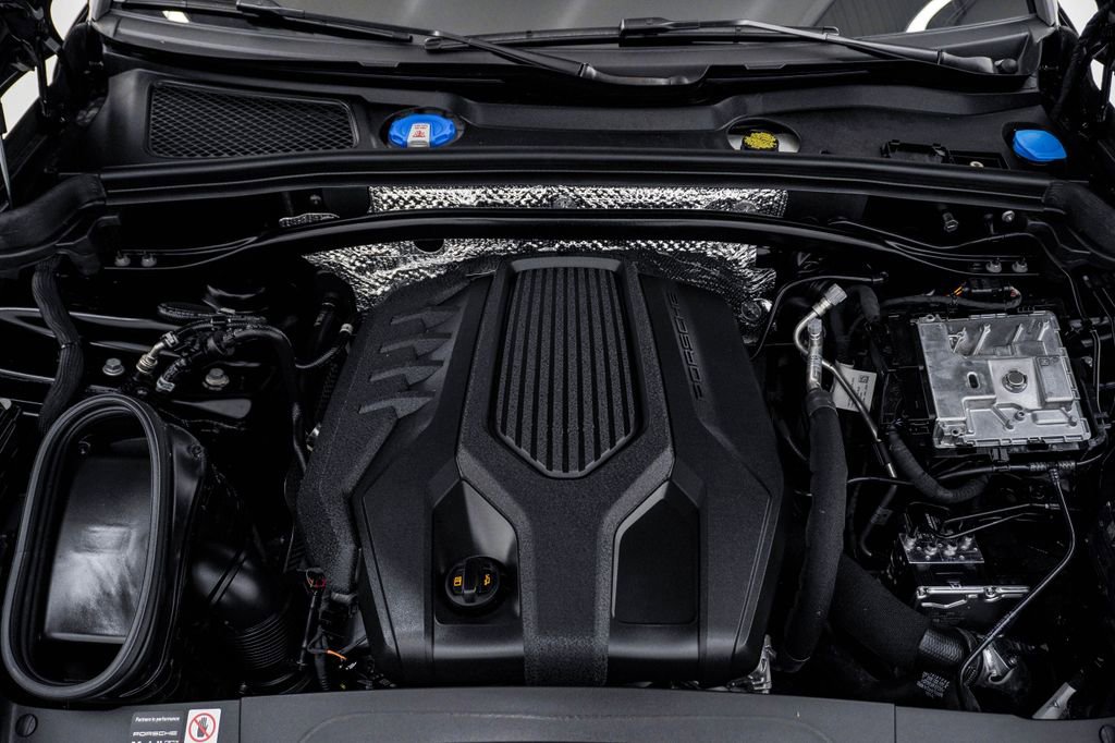 Certified 2025 Porsche Macan image 27