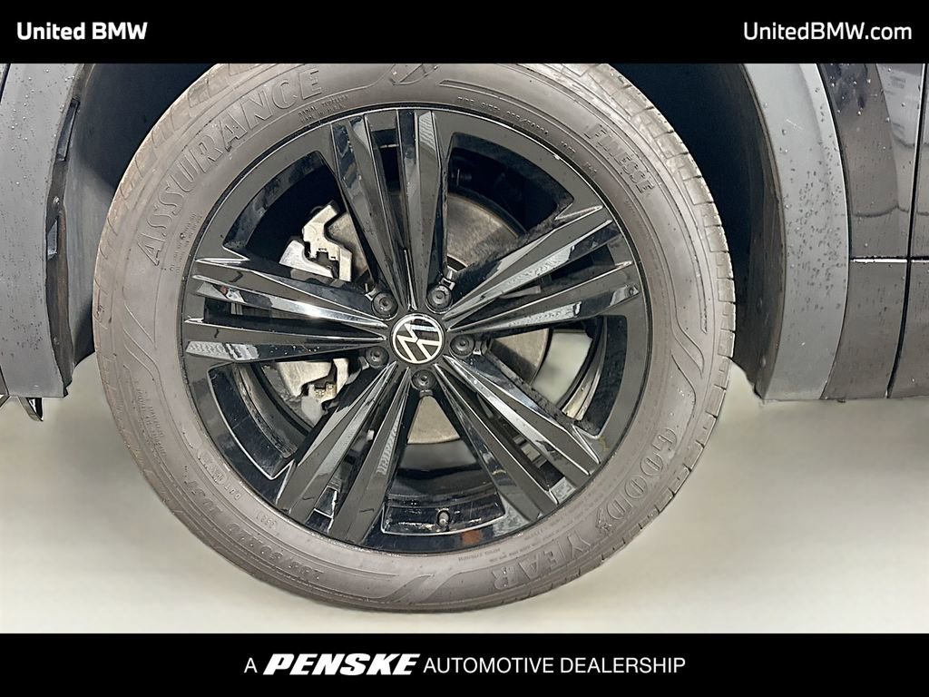 Used 2023 Volkswagen Atlas SEL R-Line AWD/4WD image 2