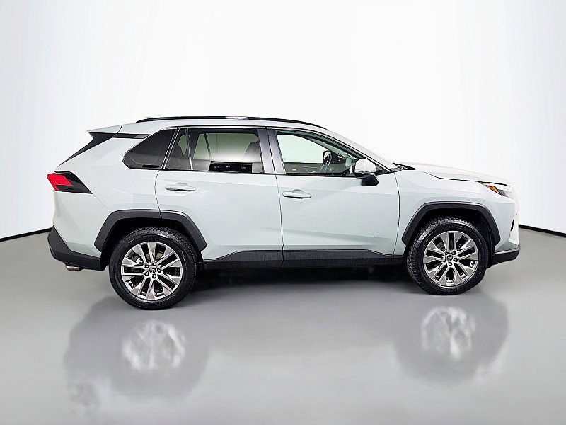 Used 2022 Toyota RAV4 XLE Premium image 8