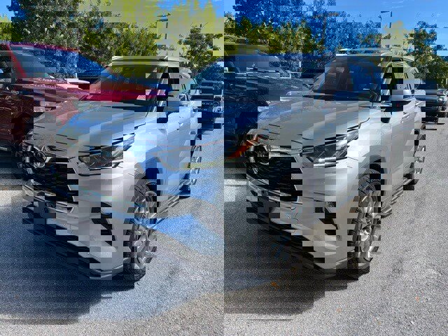 Used 2023 Toyota Highlander Limited image 2