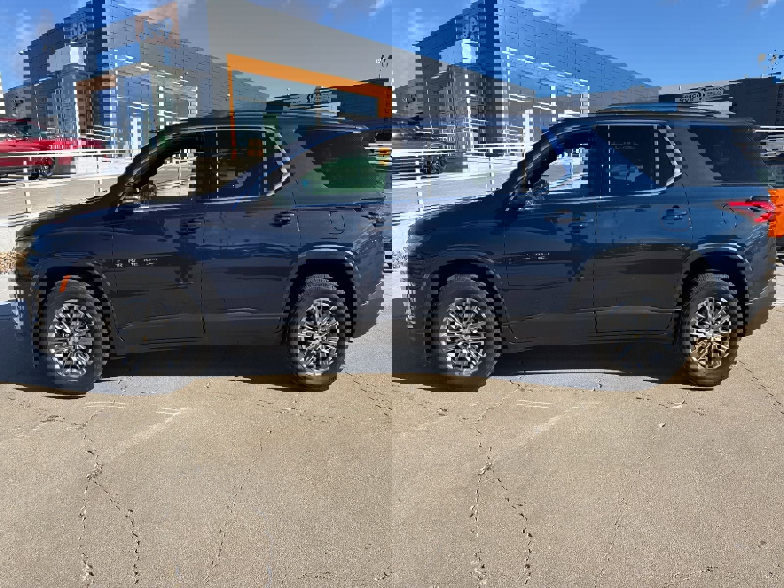 Used 2023 Chevrolet Traverse LT image 2