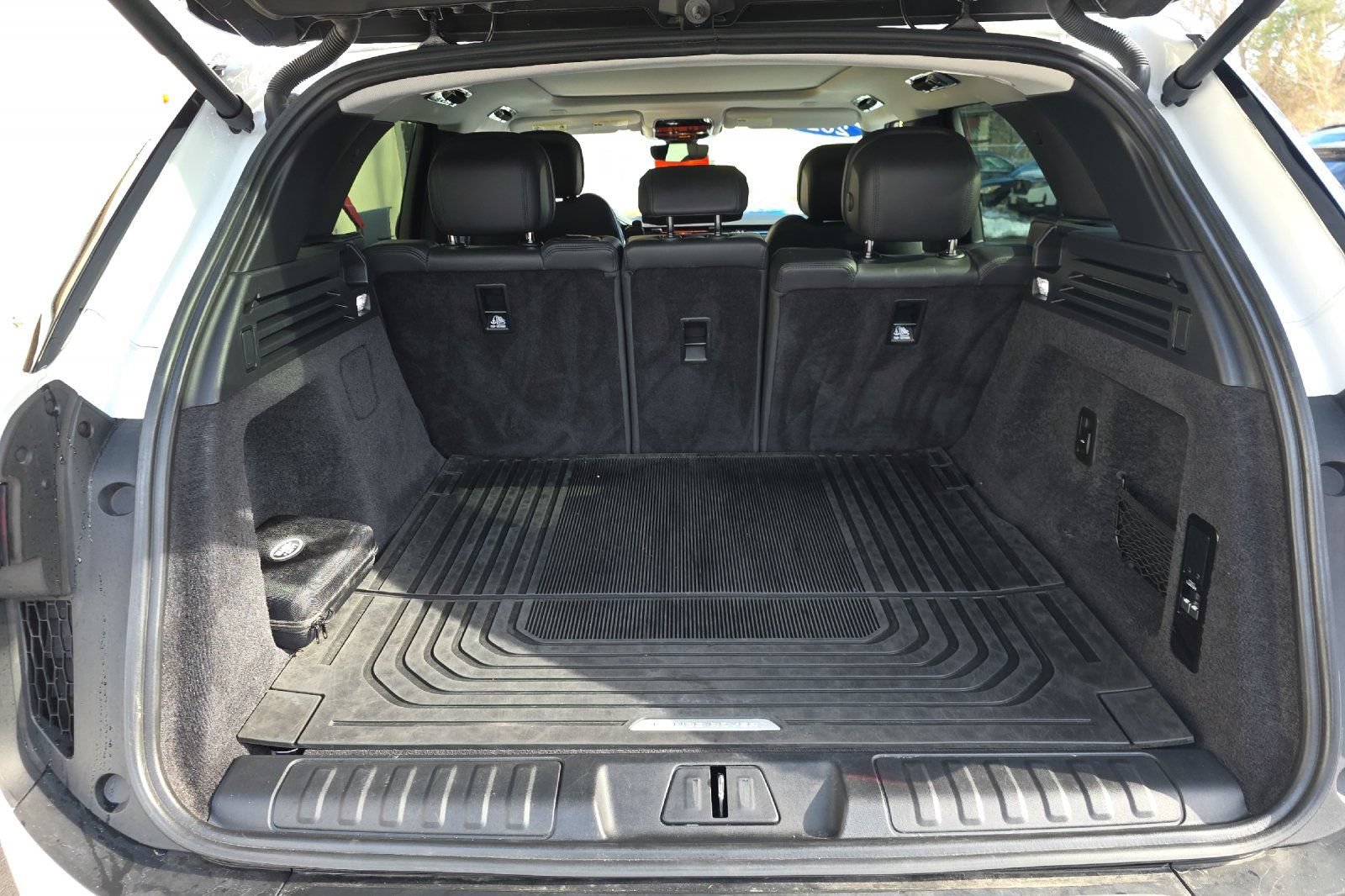 Used 2024 Land Rover Range Rover Sport SE AWD/4WD image 16