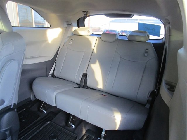 Used 2023 Toyota Sienna XLE AWD/4WD image 14