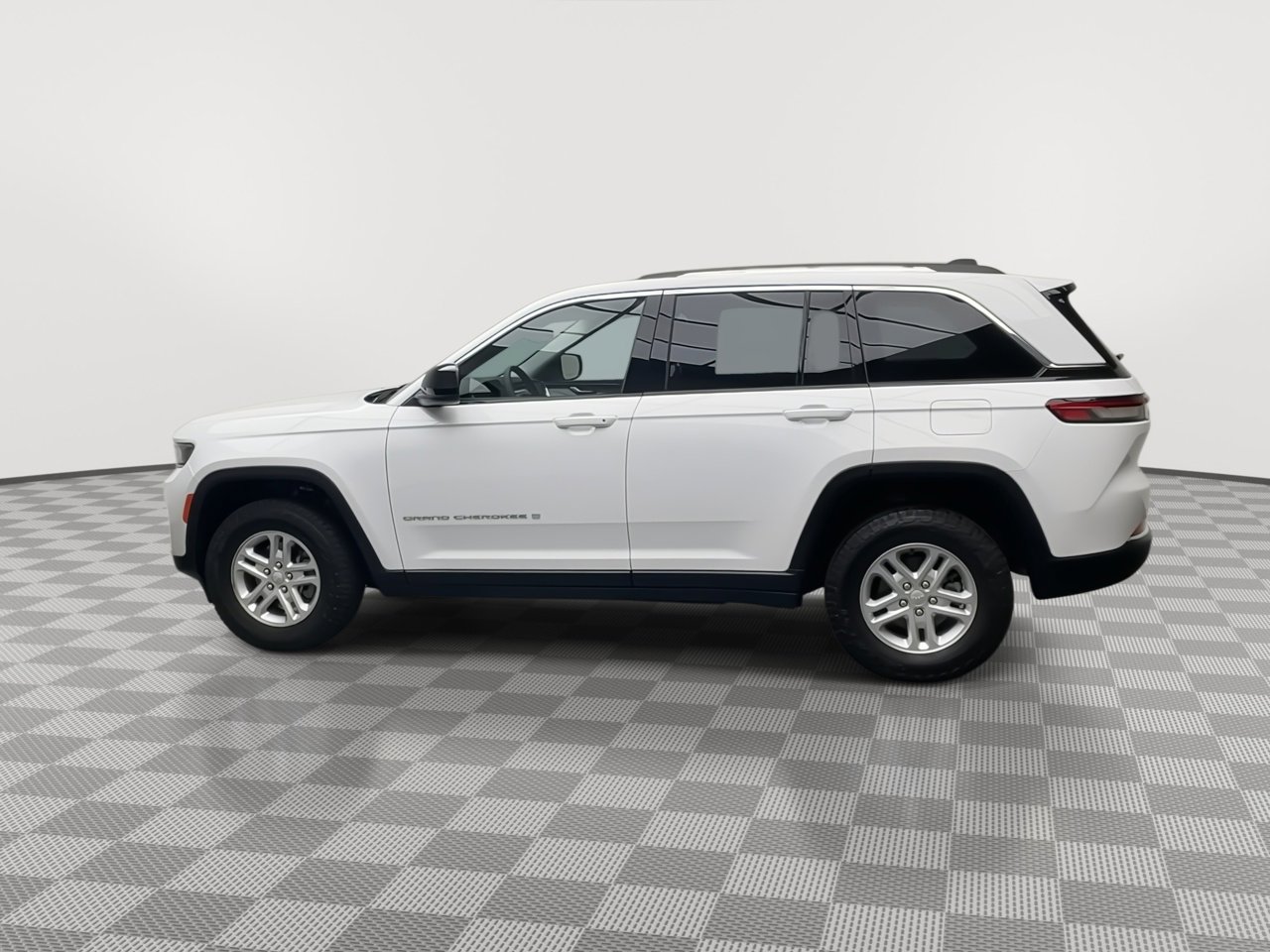 Used 2023 Jeep Grand Cherokee Laredo image 32