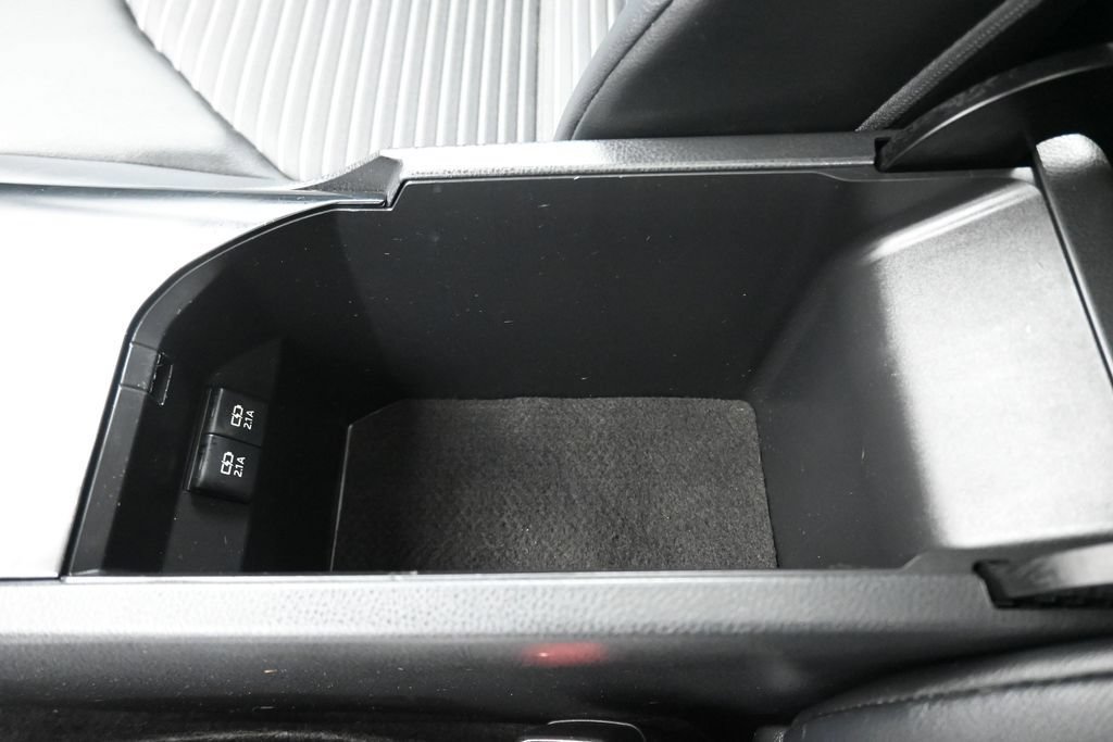 Used 2020 Toyota Camry SE w/ Sunroof Package FWD image 24