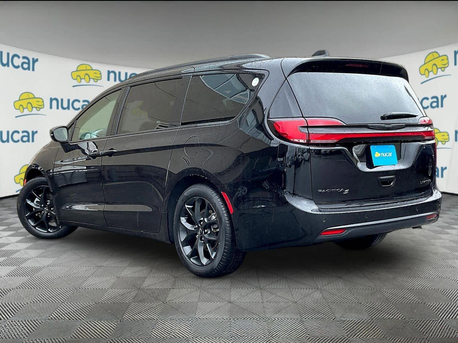 Used 2025 Chrysler Pacifica Limited image 4