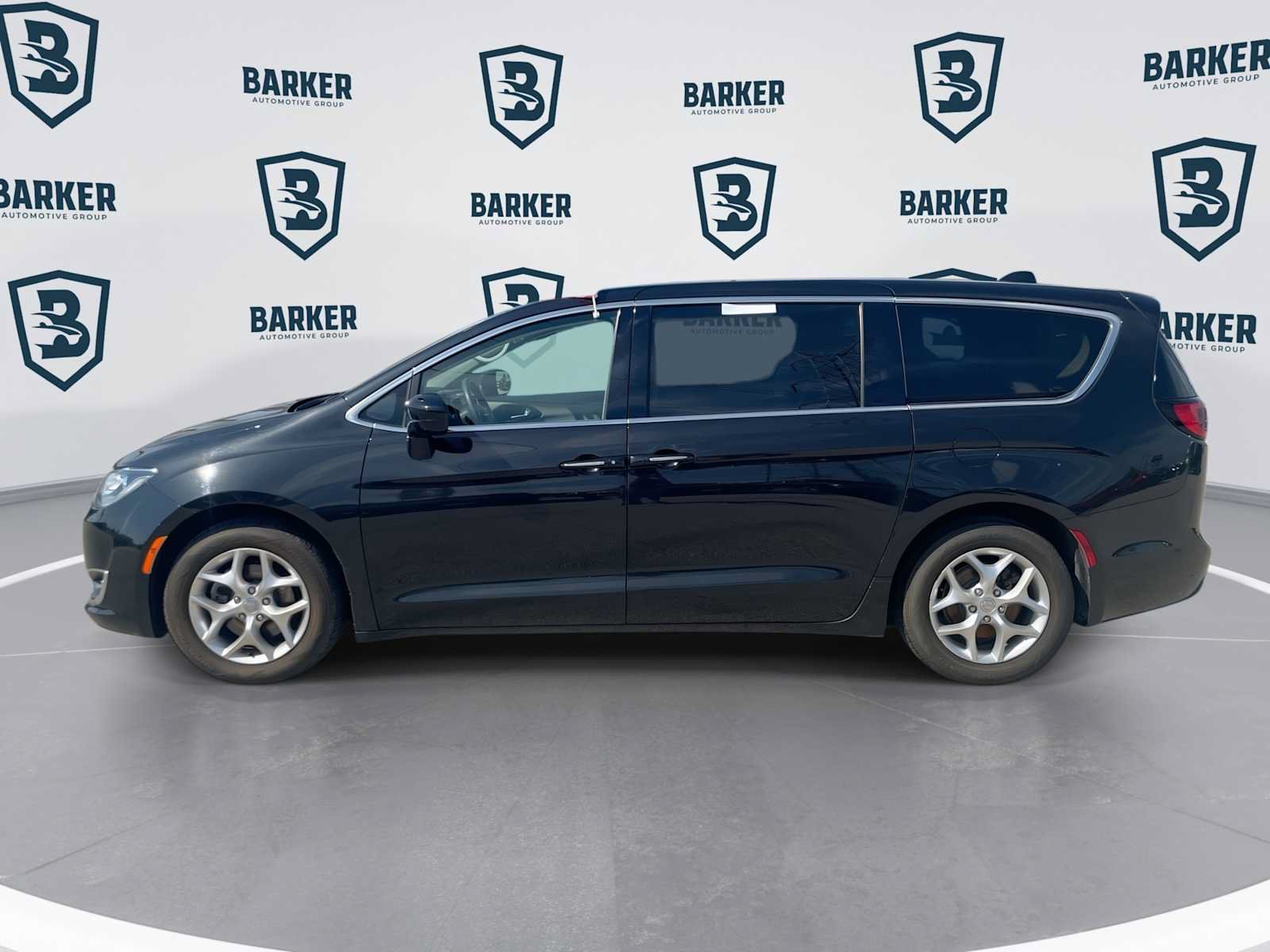 Used 2018 Chrysler Pacifica Touring Plus w/ Tire & Wheel Group FWD image 6