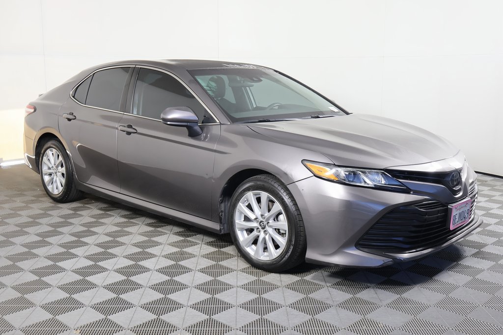 Used 2018 Toyota Camry LE FWD image 3