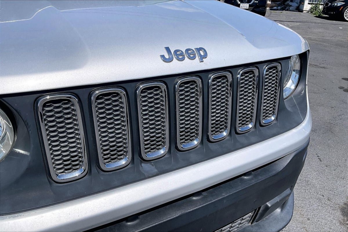 Used 2015 Jeep Renegade Latitude FWD image 28