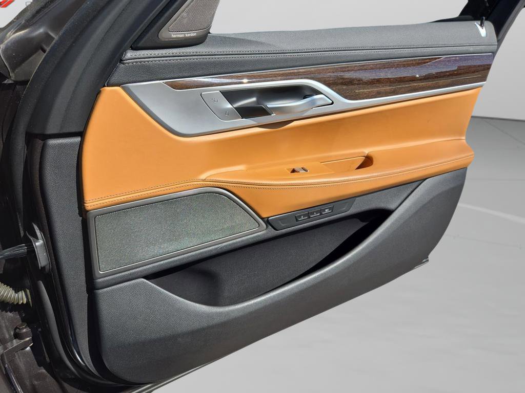 Used 2022 BMW 750i xDrive image 30