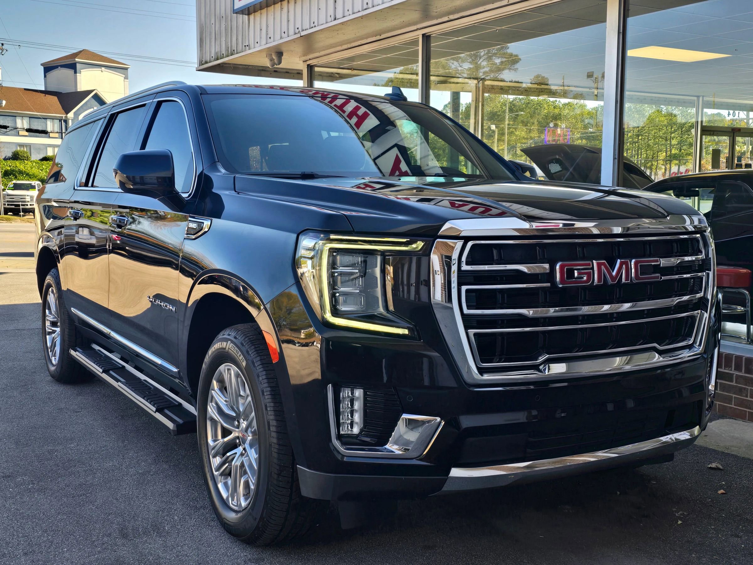 Used 2023 GMC Yukon XL SLT image 7