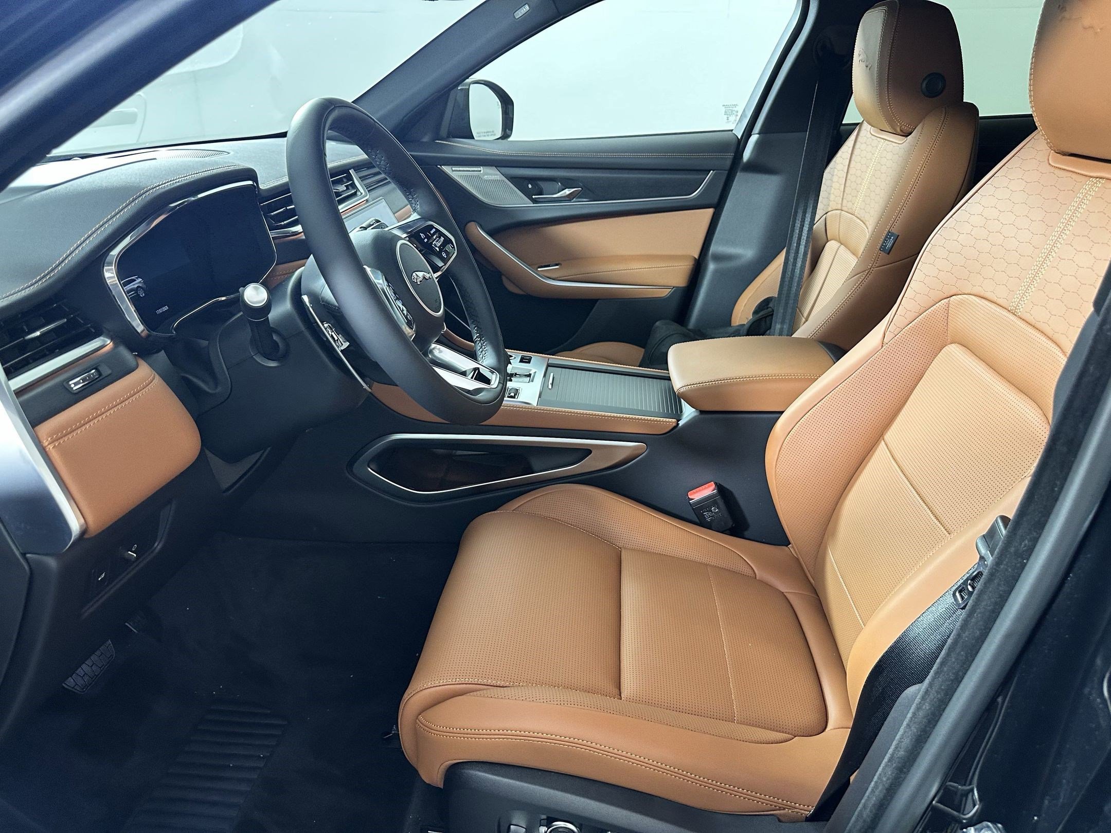 Used 2026 Jaguar F-PACE R-Dynamic S image 4