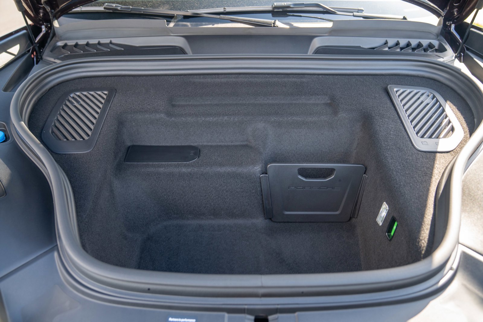Certified 2025 Porsche Macan 4 Electric AWD/4WD image 29