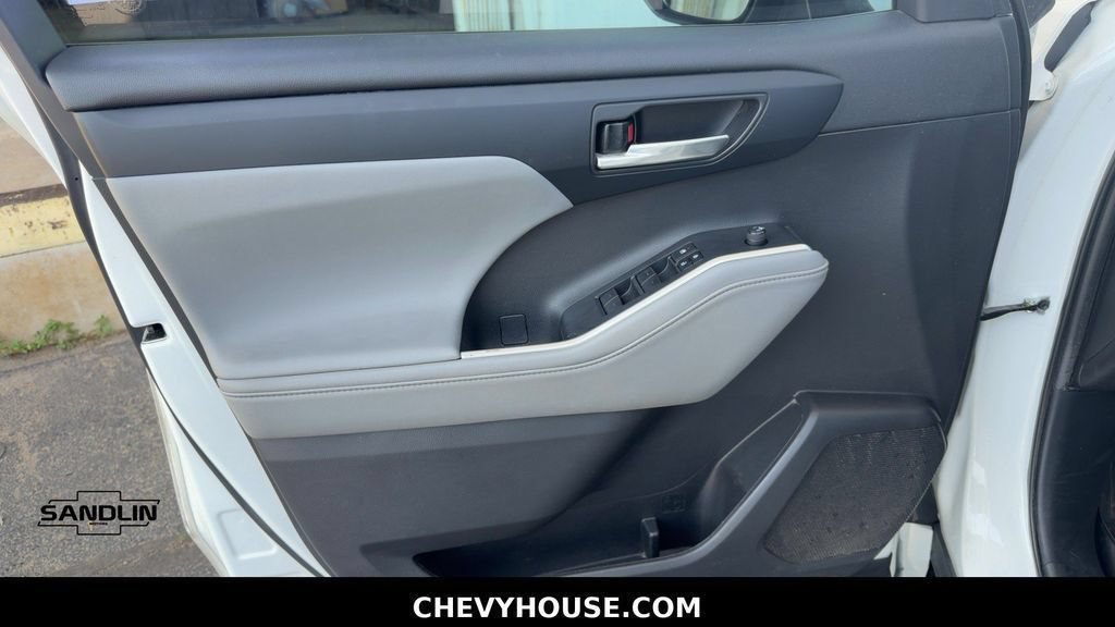 Used 2022 Toyota Highlander XLE FWD image 10