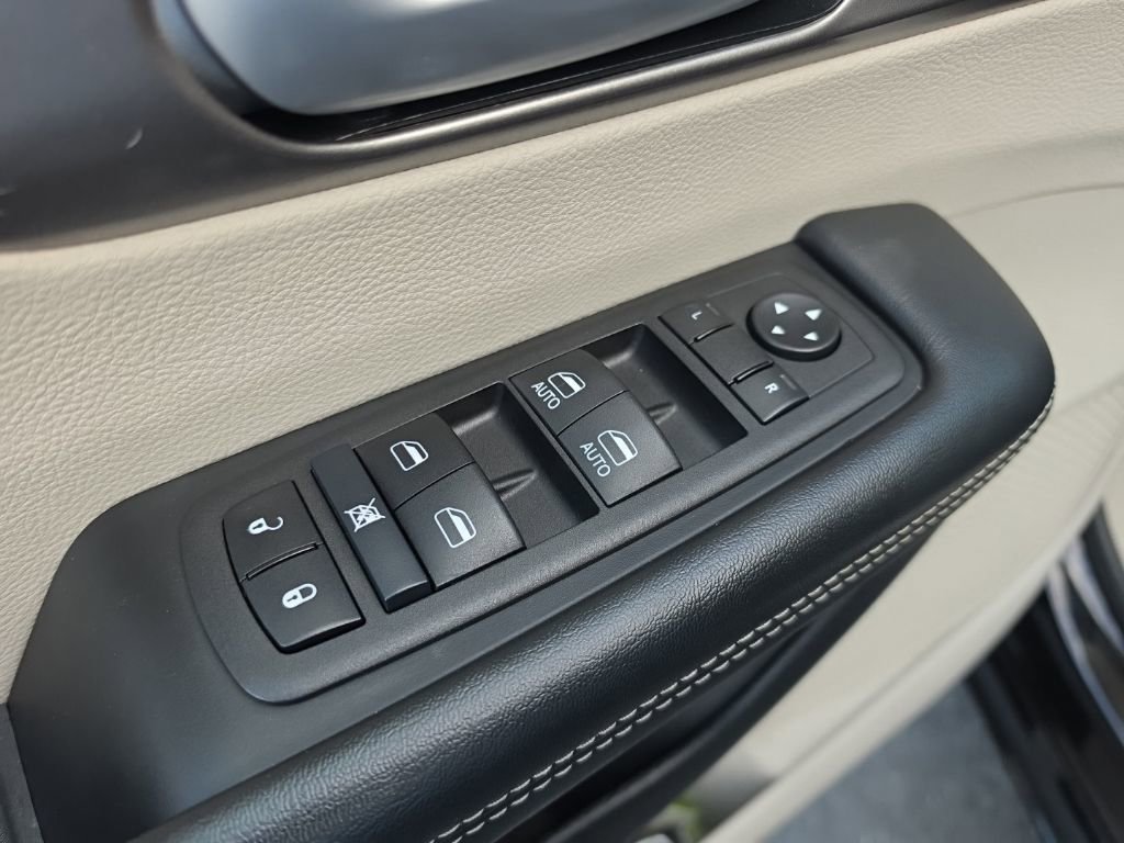 Used 2024 Chrysler Pacifica Touring-L FWD image 23