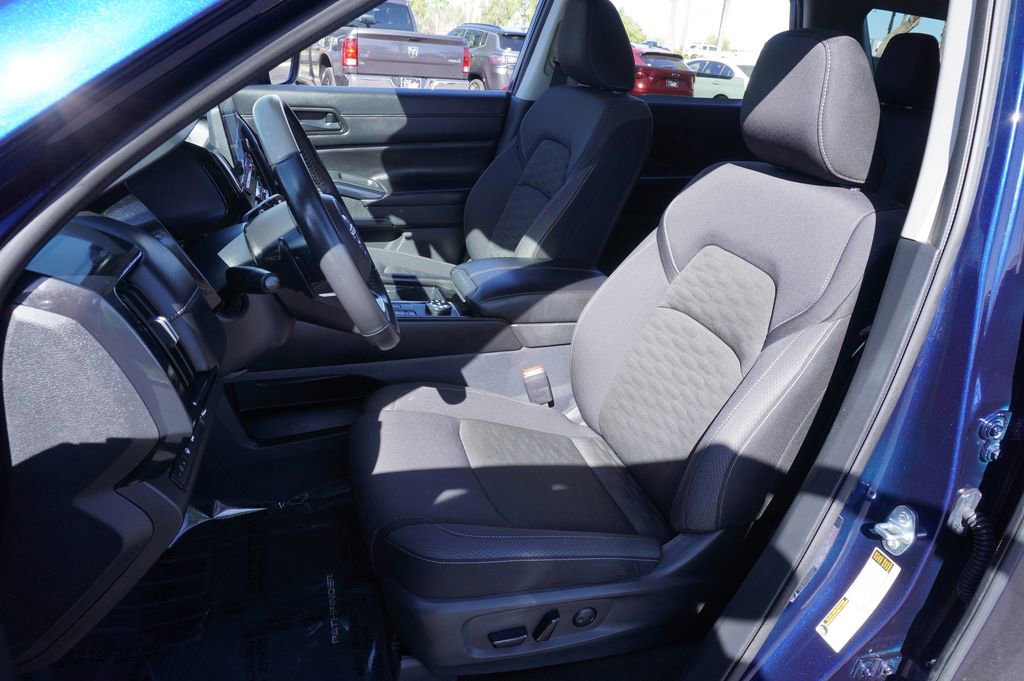 Certified 2025 Nissan Pathfinder SV image 14