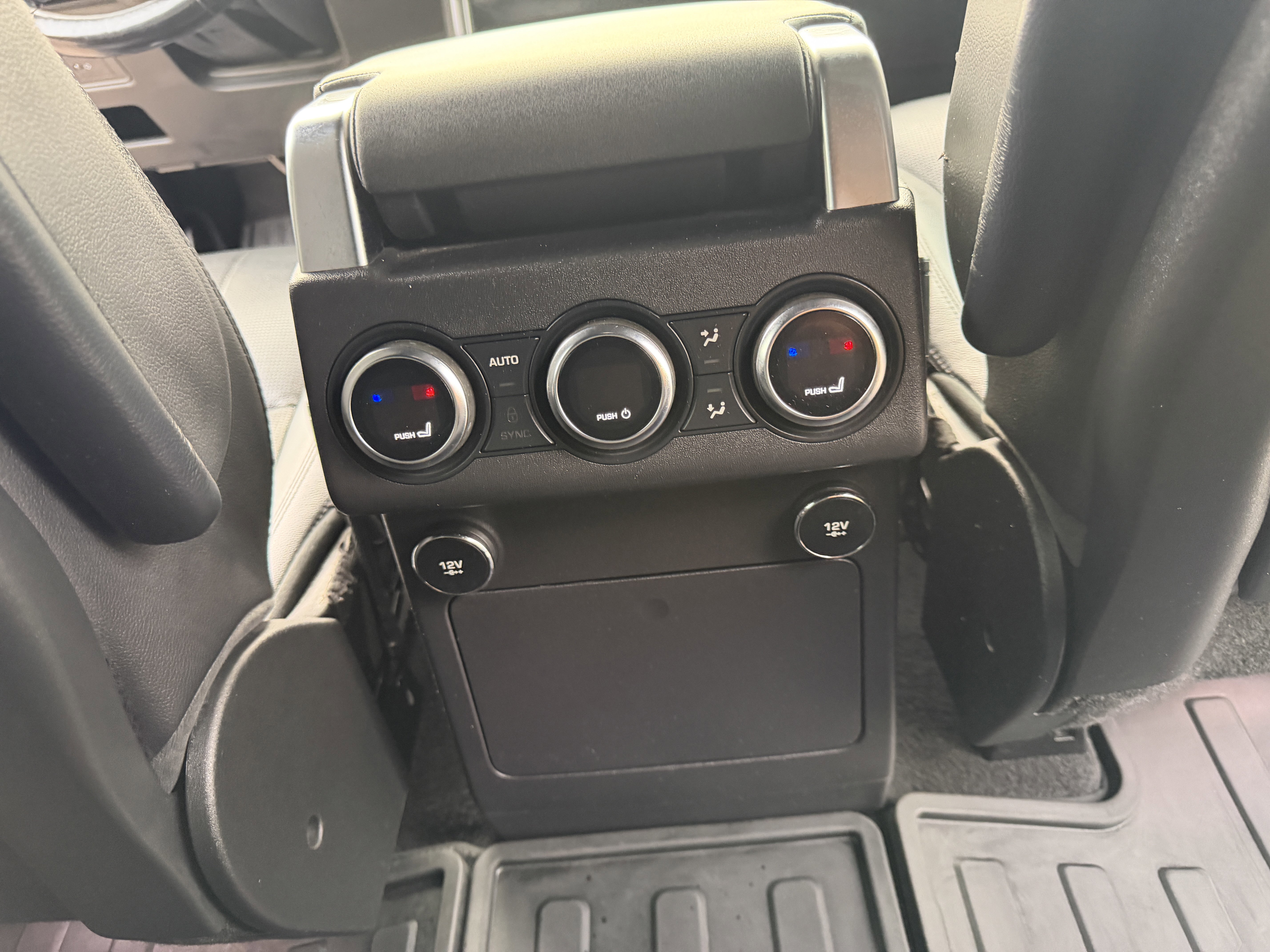 Used 2020 Land Rover Discovery Landmark AWD/4WD image 13