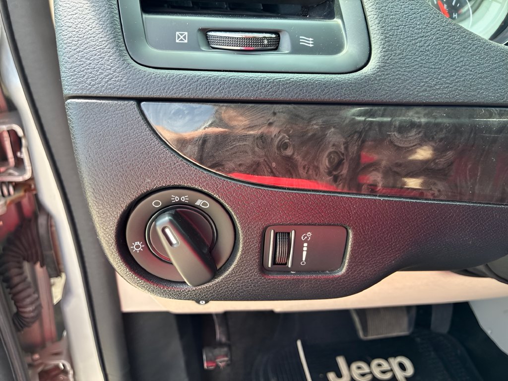 Used 2012 Dodge Grand Caravan SXT FWD image 17