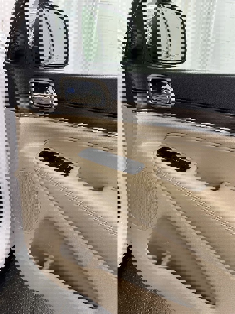 Used 2017 Jeep Grand Cherokee Limited w/ Luxury Group II image 39