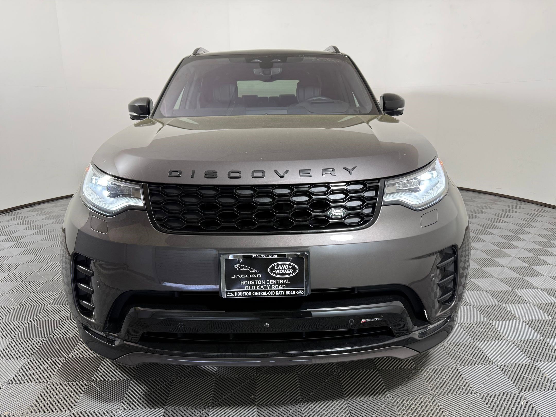 Used 2023 Land Rover Discovery S R-Dynamic image 5