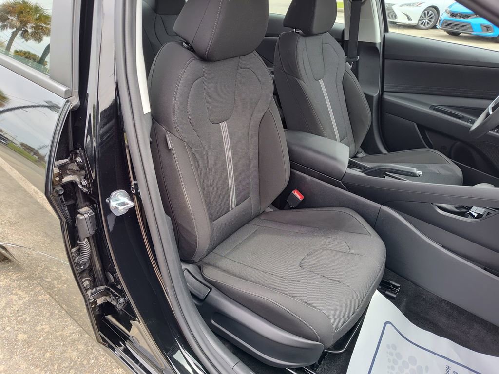 Used 2025 Hyundai Elantra SE image 29