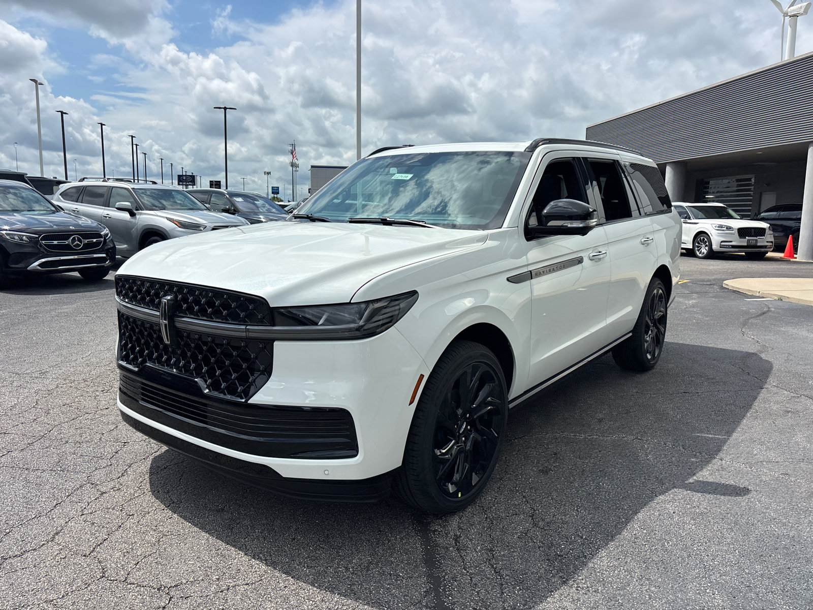 New 2027 Lincoln Navigator Reserve w/ Jet Appearance Package AWD/4WD image 3