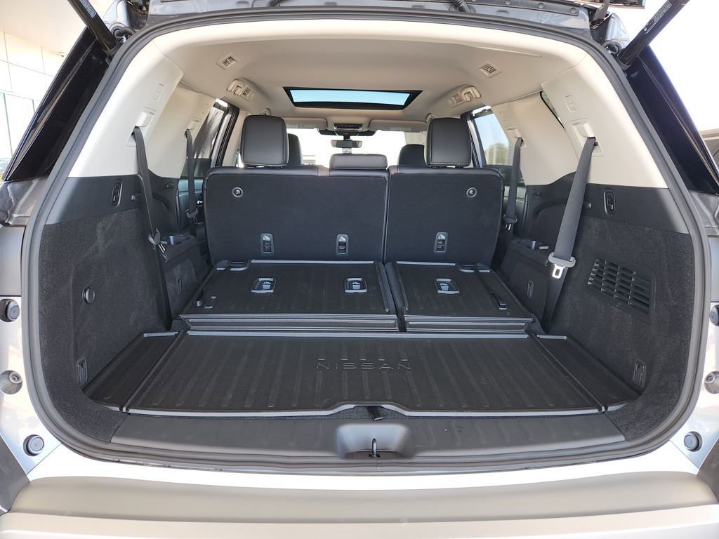 Used 2025 Nissan Pathfinder Platinum w/ Cargo Package image 13