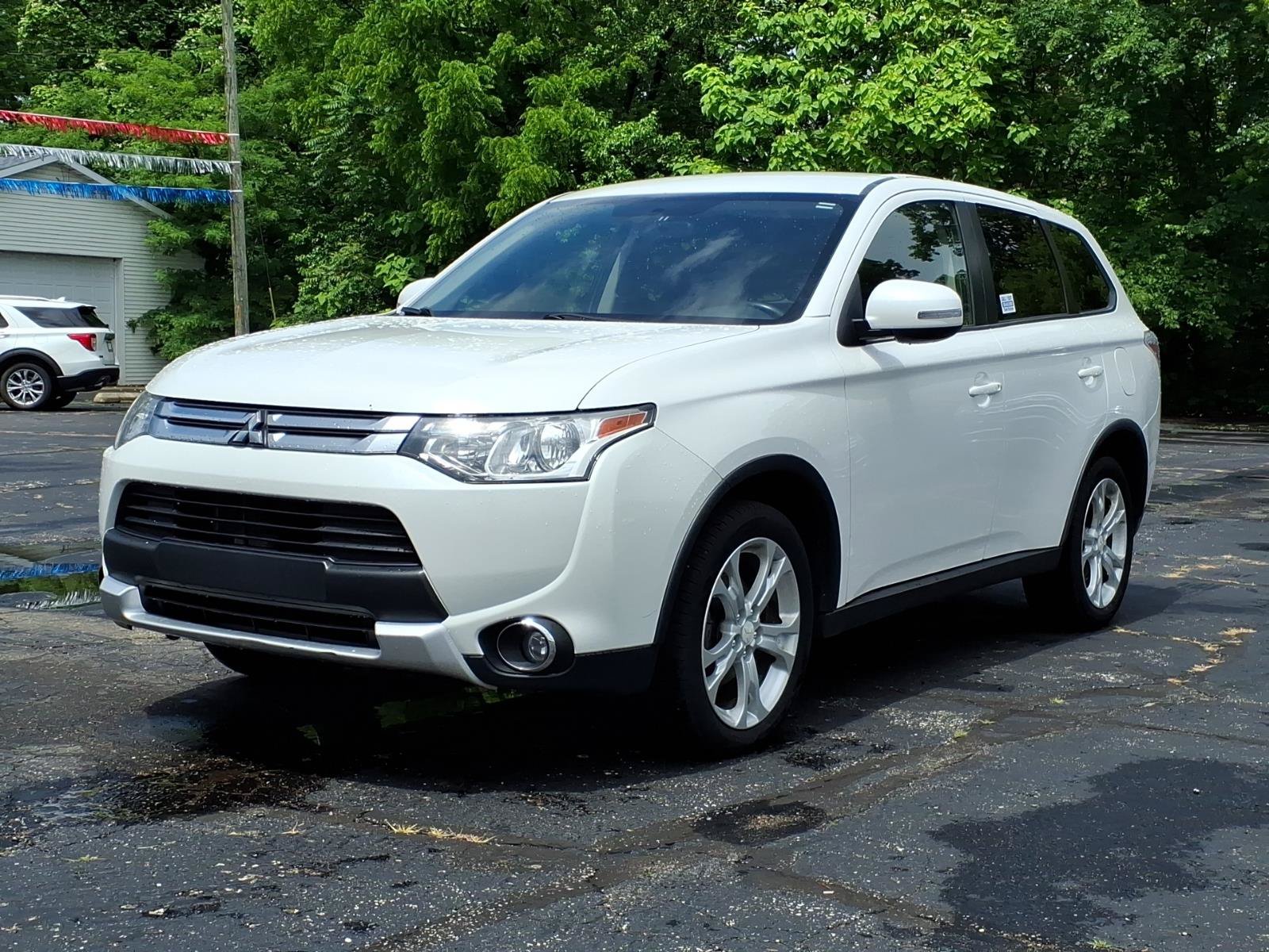 Used 2015 Mitsubishi Outlander SE AWD/4WD image 3