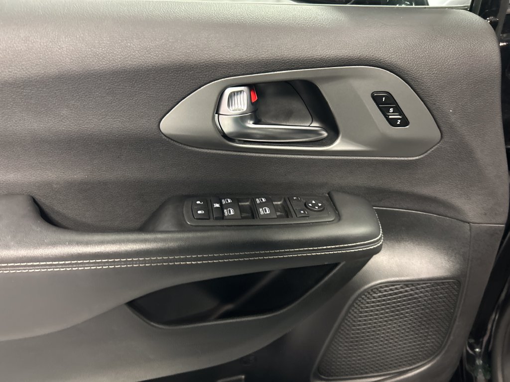 Used 2026 Chrysler Pacifica Select FWD image 14