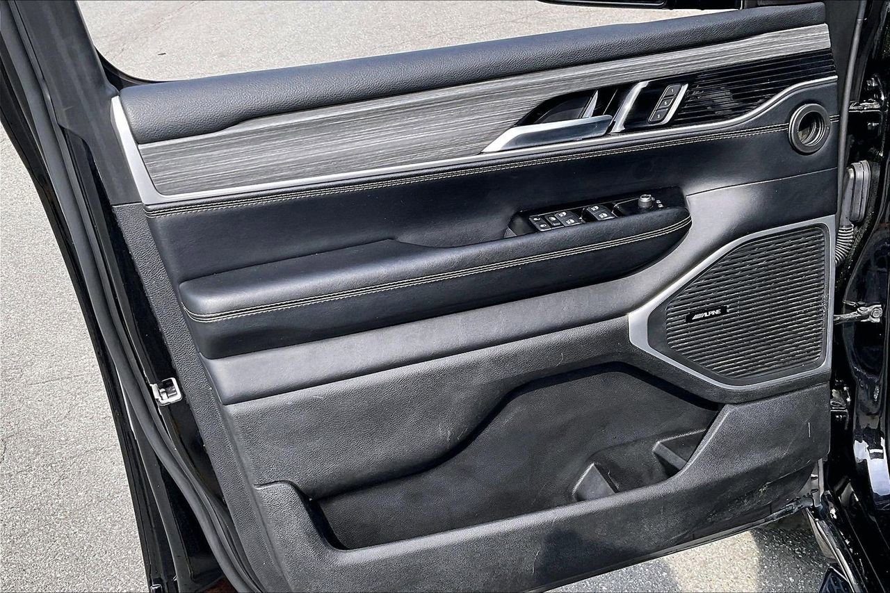 Certified 2024 Jeep Wagoneer Series II w/ Flexible Seating Group AWD/4WD image 28