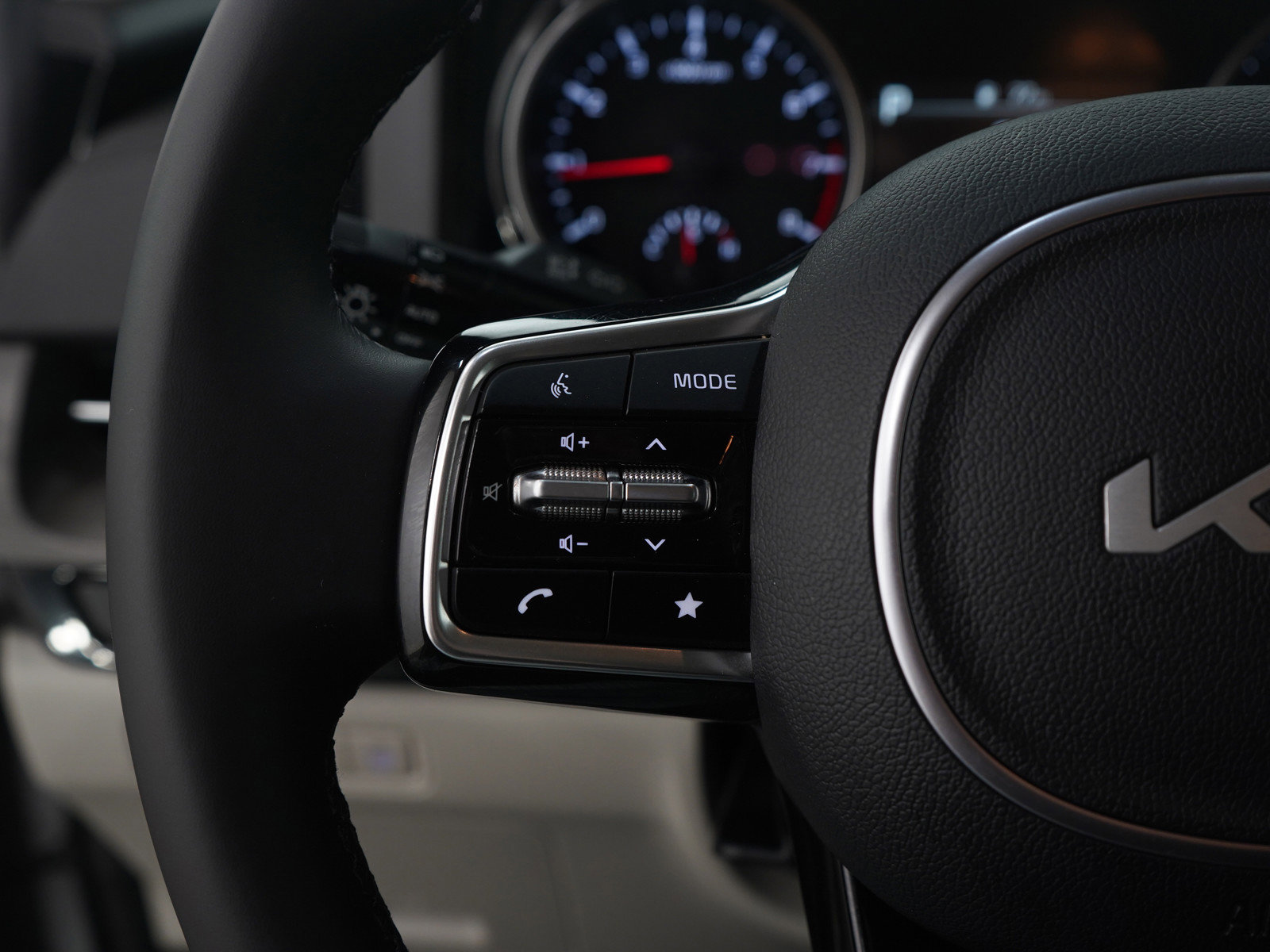 Used 2024 Kia Carnival EX image 31