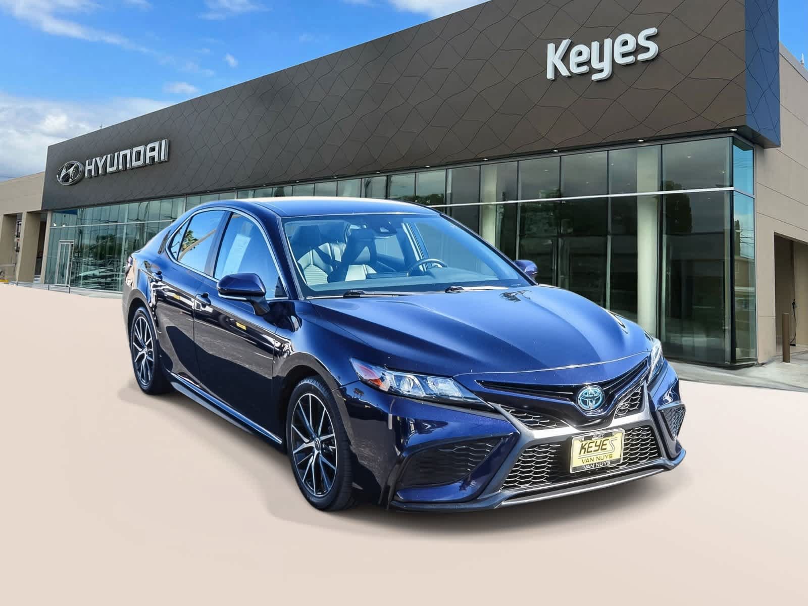 Used 2022 Toyota Camry SE FWD image 3