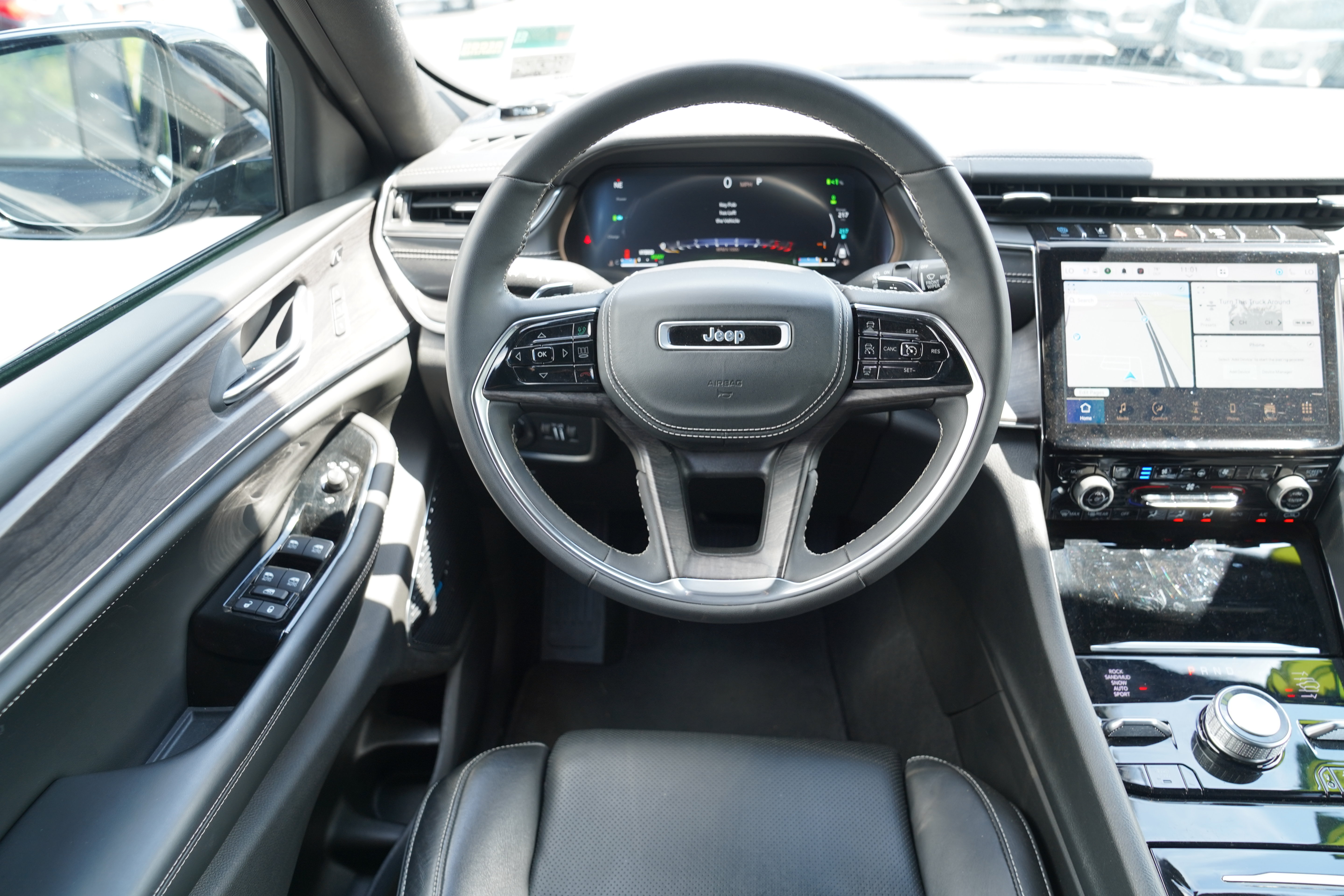 Certified 2023 Jeep Grand Cherokee Overland w/ Luxury Tech Group IV AWD/4WD image 12