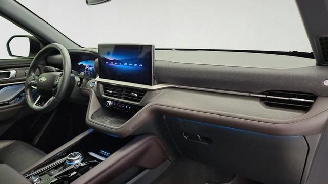 Certified 2025 Ford Explorer Platinum w/ Ultimate Package AWD/4WD image 33