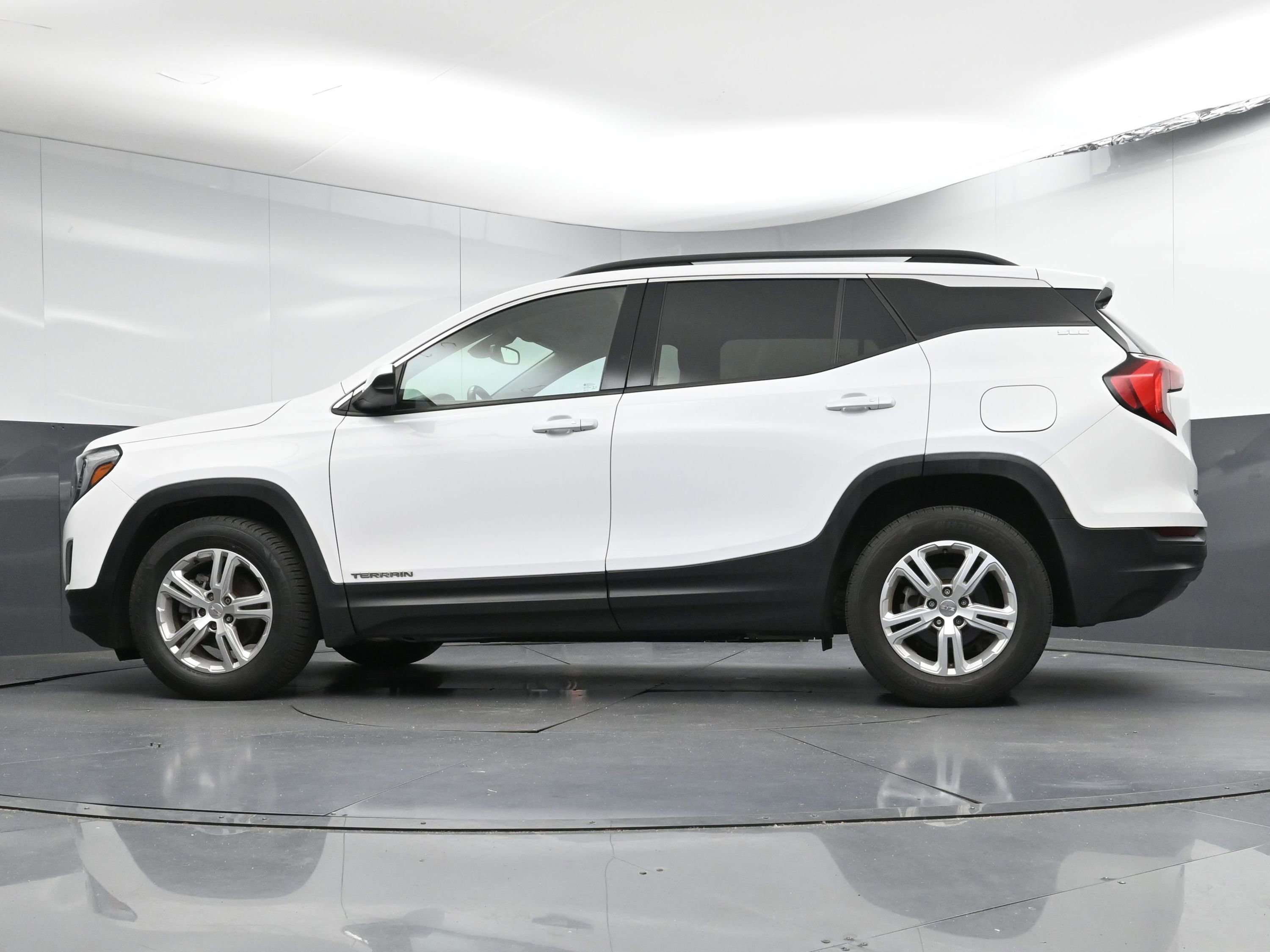 Used 2020 GMC Terrain SLE w/ Driver Convenience Package image 30