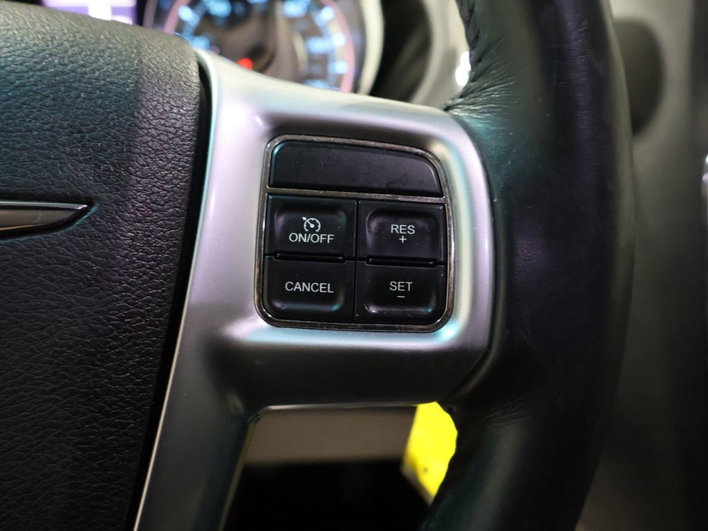 Used 2013 Chrysler Town & Country Touring image 33