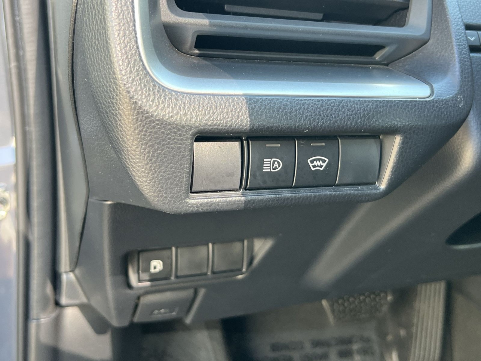 Used 2025 Toyota Prius LE FWD image 30