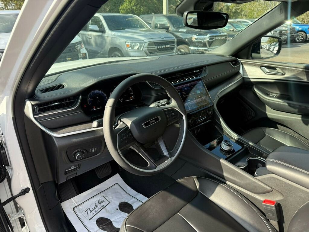 Used 2024 Jeep Grand Cherokee Limited image 3