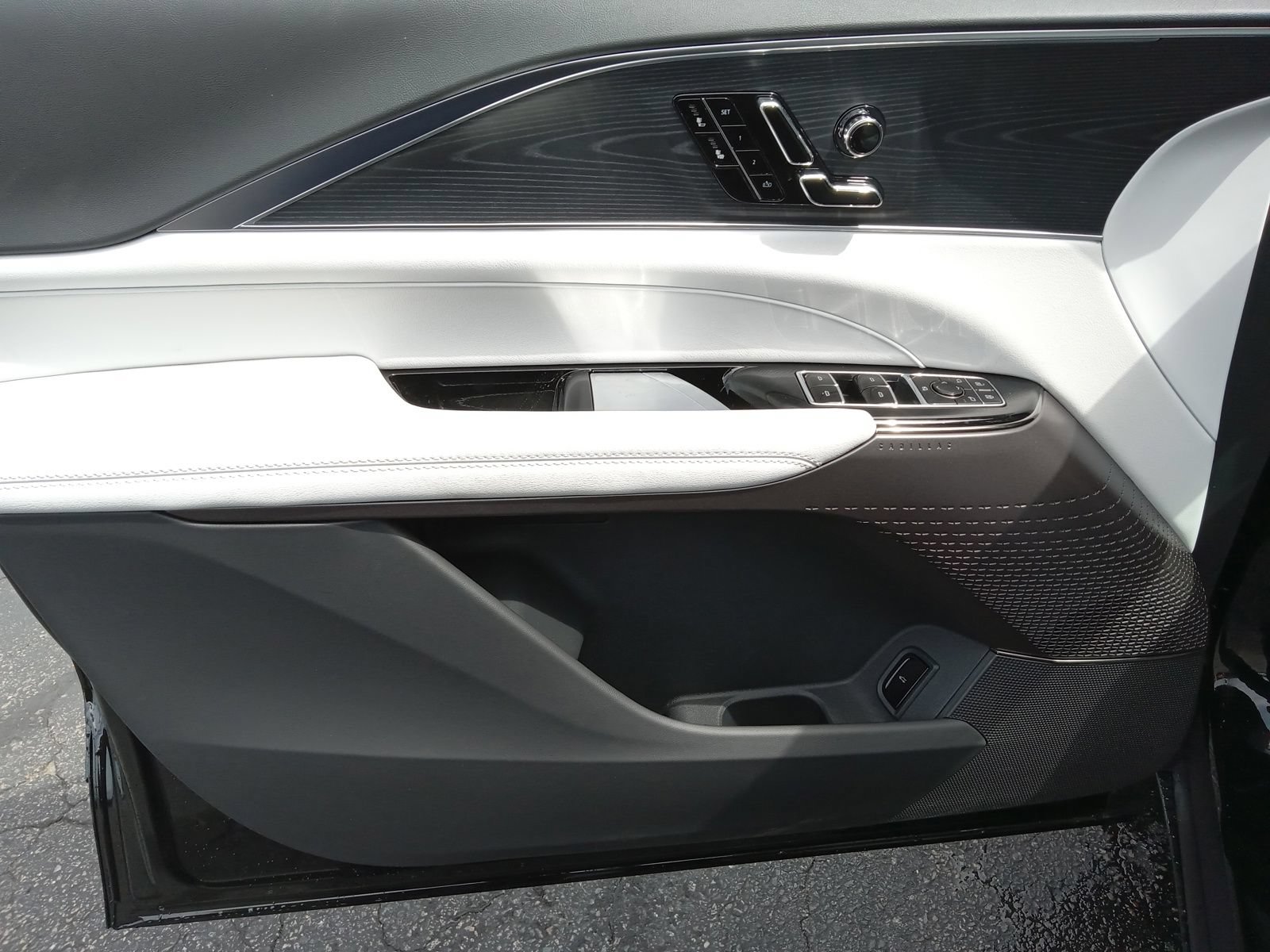 New 2026 Cadillac Lyriq Sport w/ LPO, ONYX Package AWD/4WD image 9