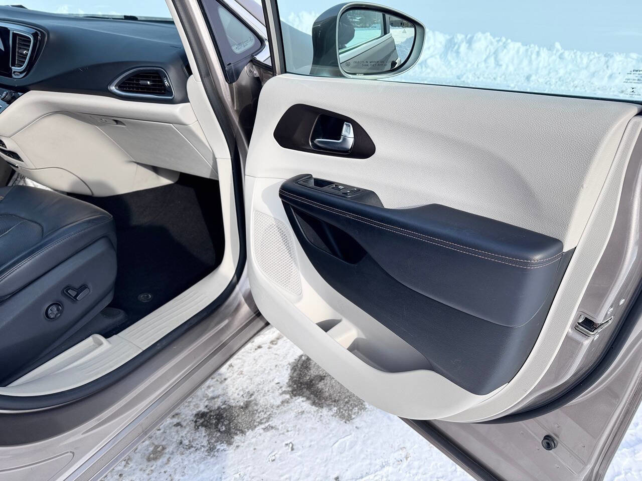 Used 2017 Chrysler Pacifica Touring-L Plus image 16