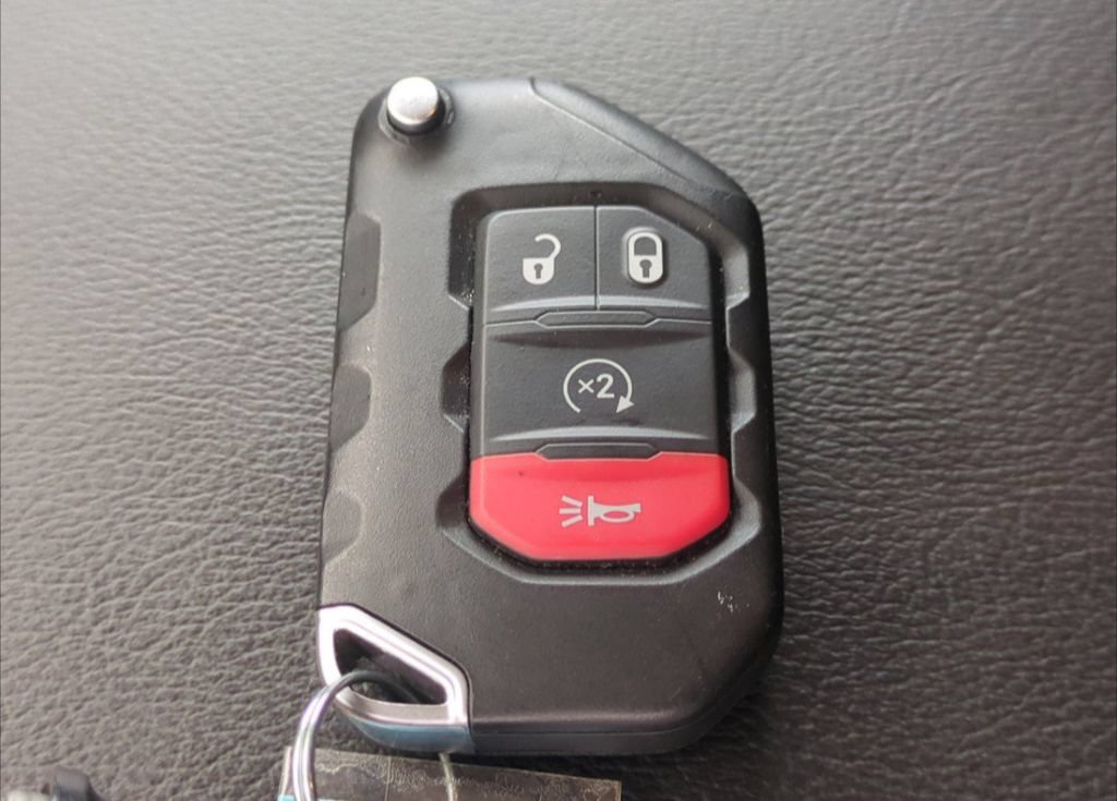 Used 2025 Jeep Wrangler Unlimited Sahara w/ Safety Group AWD/4WD image 31