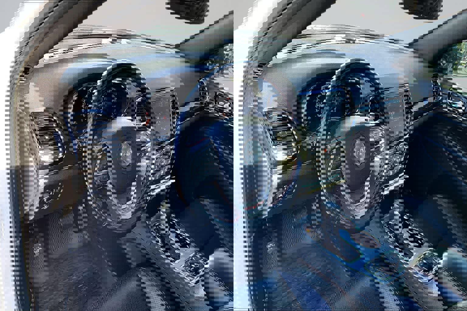 Used 2020 Jeep Grand Cherokee Trailhawk w/ Trailhawk Luxury Group AWD/4WD image 2