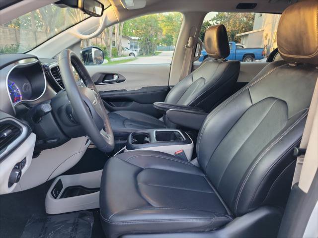 Used 2024 Chrysler Pacifica Limited FWD image 17