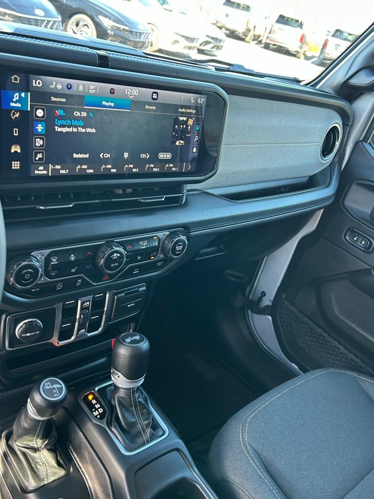 Used 2024 Jeep Wrangler Sahara image 13