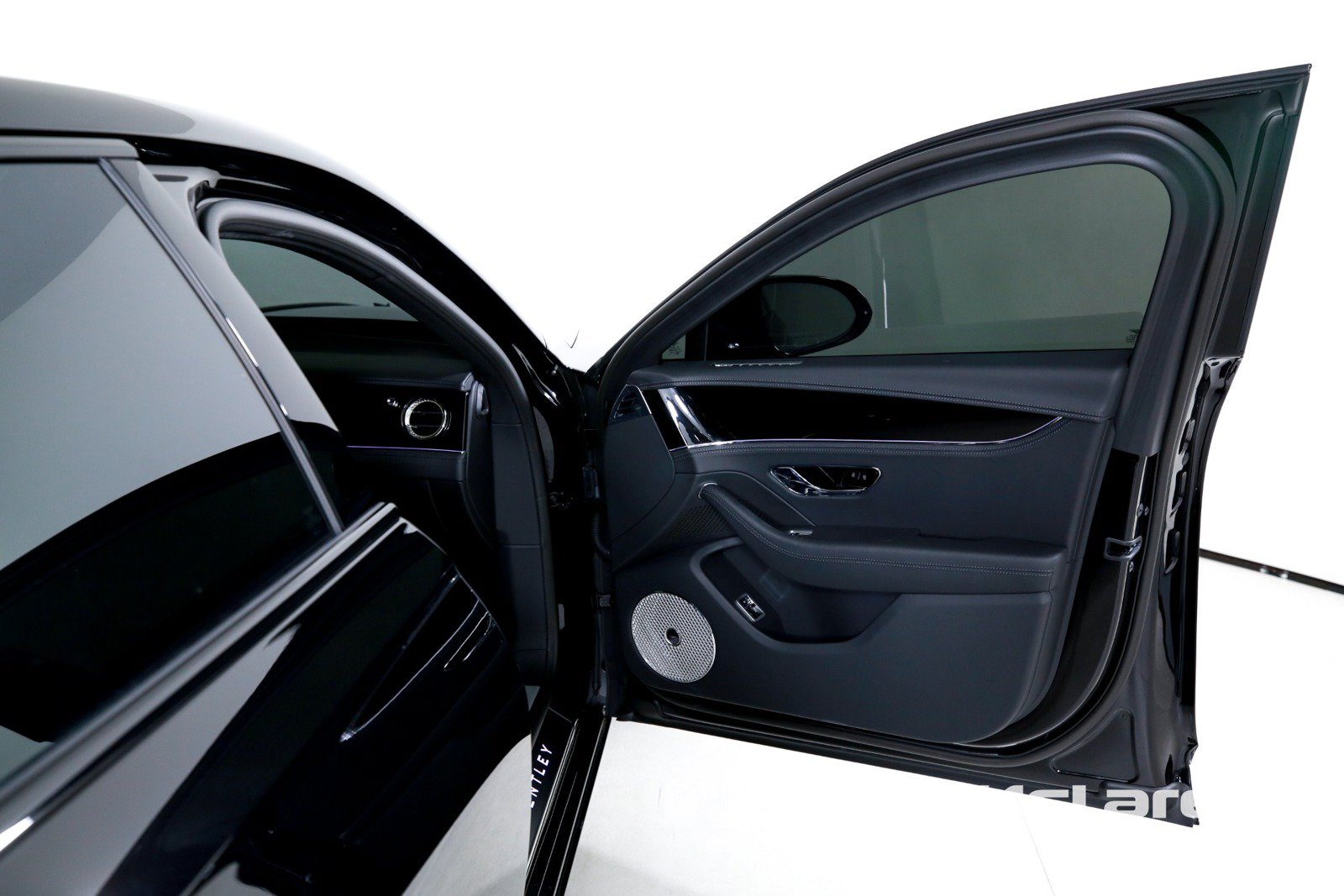 Used 2025 Bentley Flying Spur Plug-In Hybrid AWD/4WD image 26