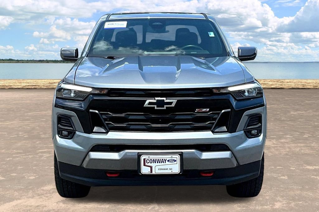 Used 2025 Chevrolet Colorado Z71 w/ Technology Package AWD/4WD image 2