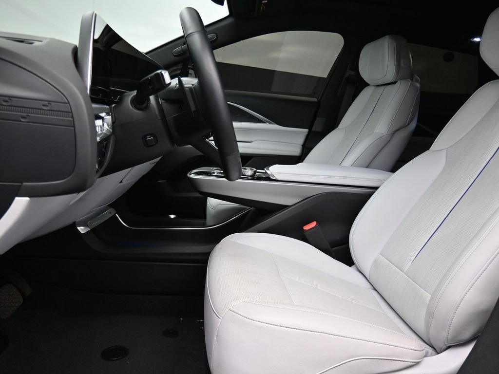 Used 2024 Cadillac Lyriq Sport image 17